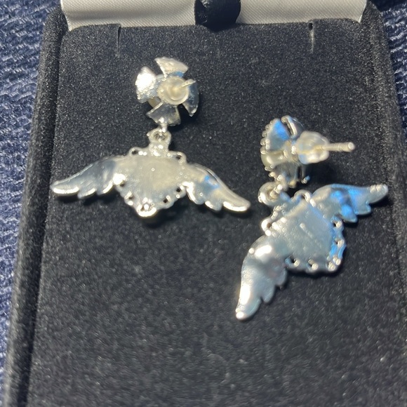 Bling wing silver tone pearl style stud earrings - Picture 2 of 3